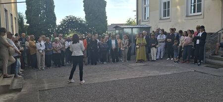 Anamarija Stibilj Šajn v svojem elementu med slikarji in njihovimi deli  (4)